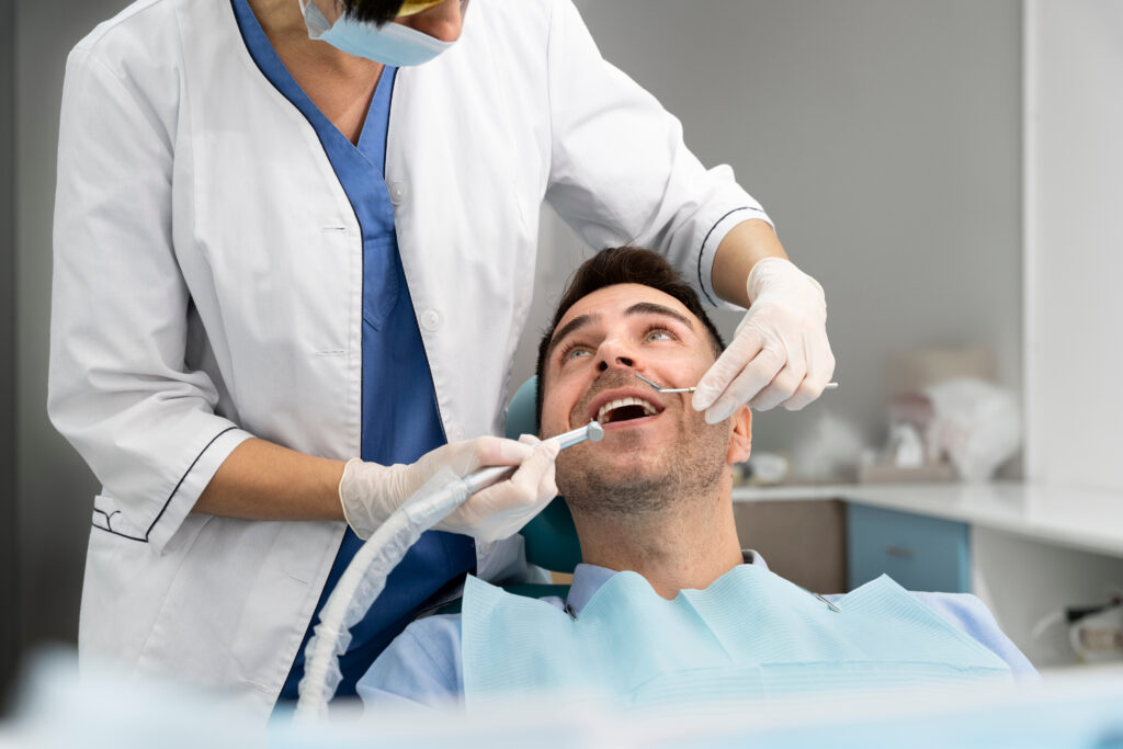 A hombre se le aplica tratamiento dental