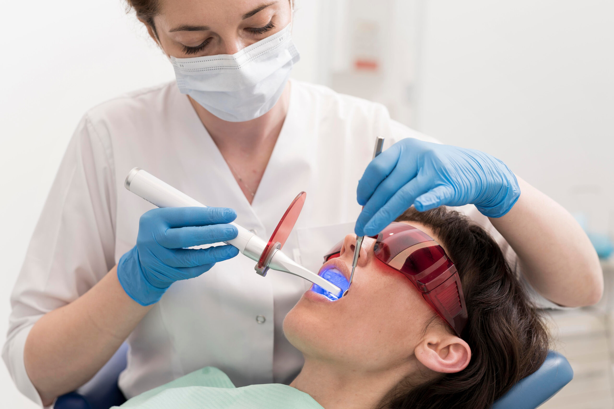 Colocación y fijación de tratamiento dental con rayos UV