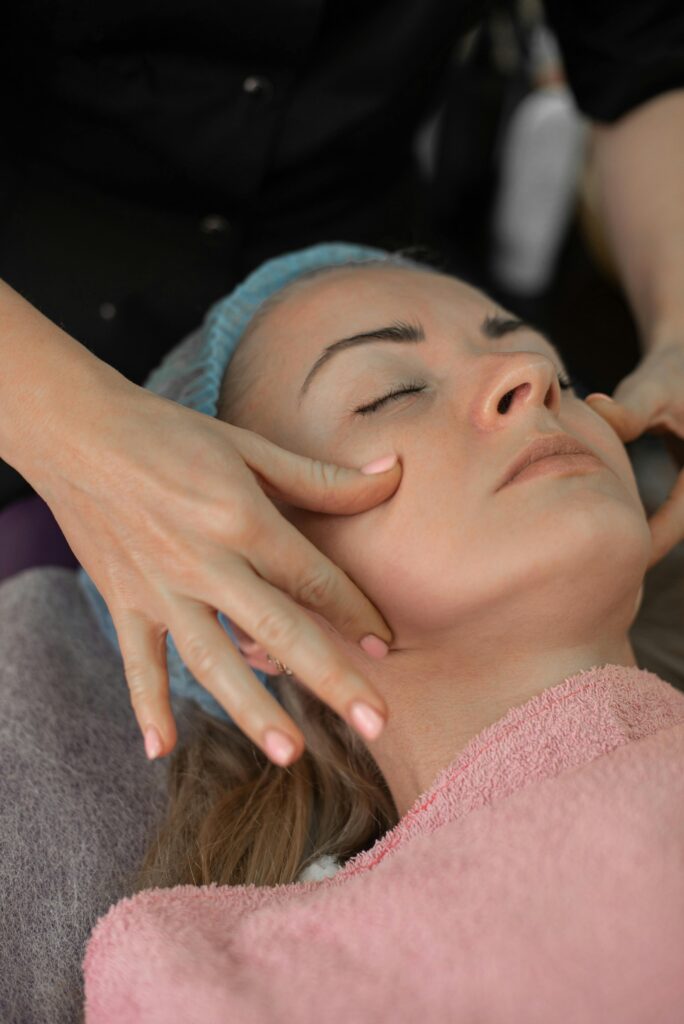 Se realiza tratamiento cosmético a una mujer