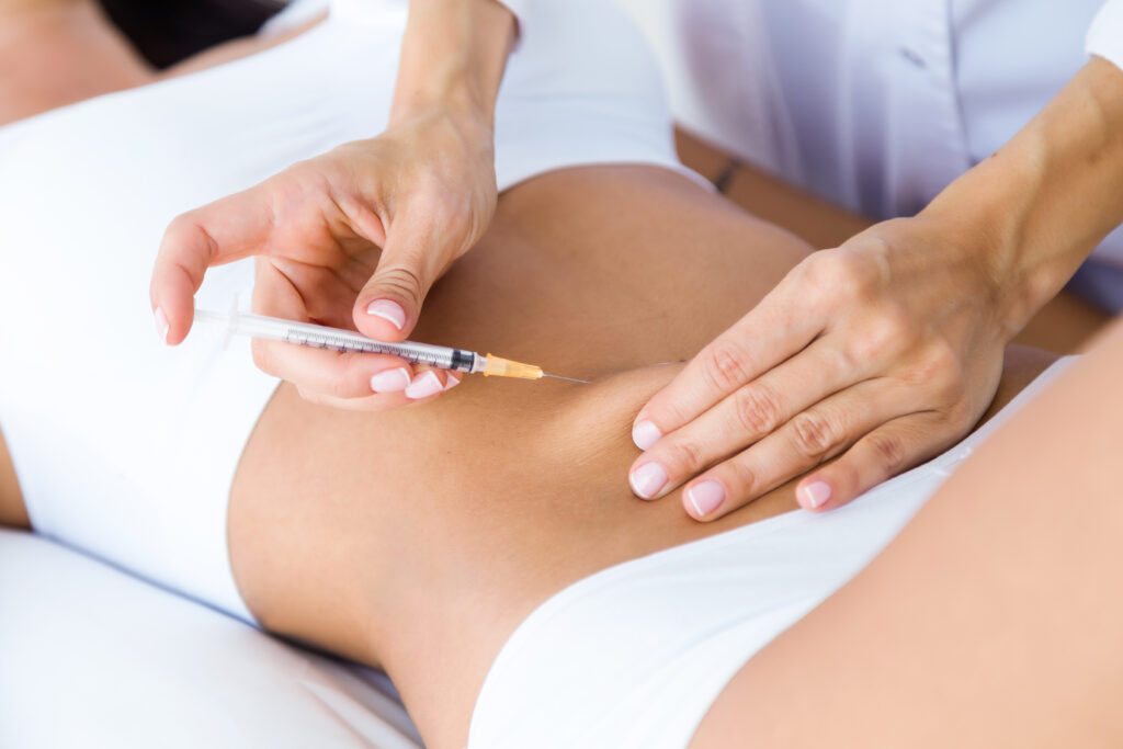 Especialista aplica una inyección de liposucción
